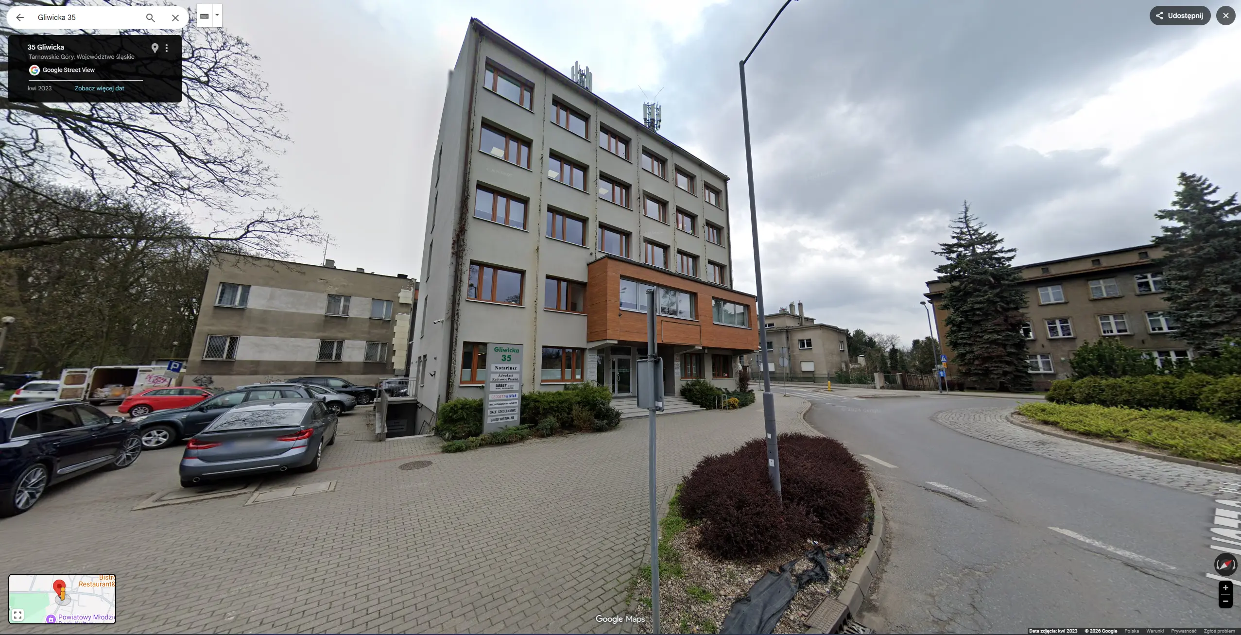 Znalezienie budynku do zgłoszenia zamazania w Google Maps Street View.