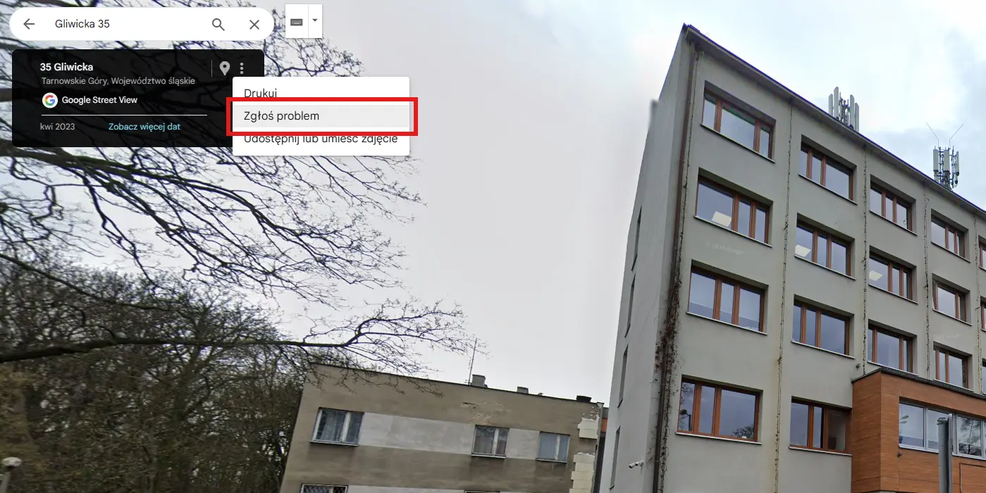 Wybranie opcji "Zgłoś problem" w celu zgłoszenia prośby o zamazanie budynku w Google Maps Street View.